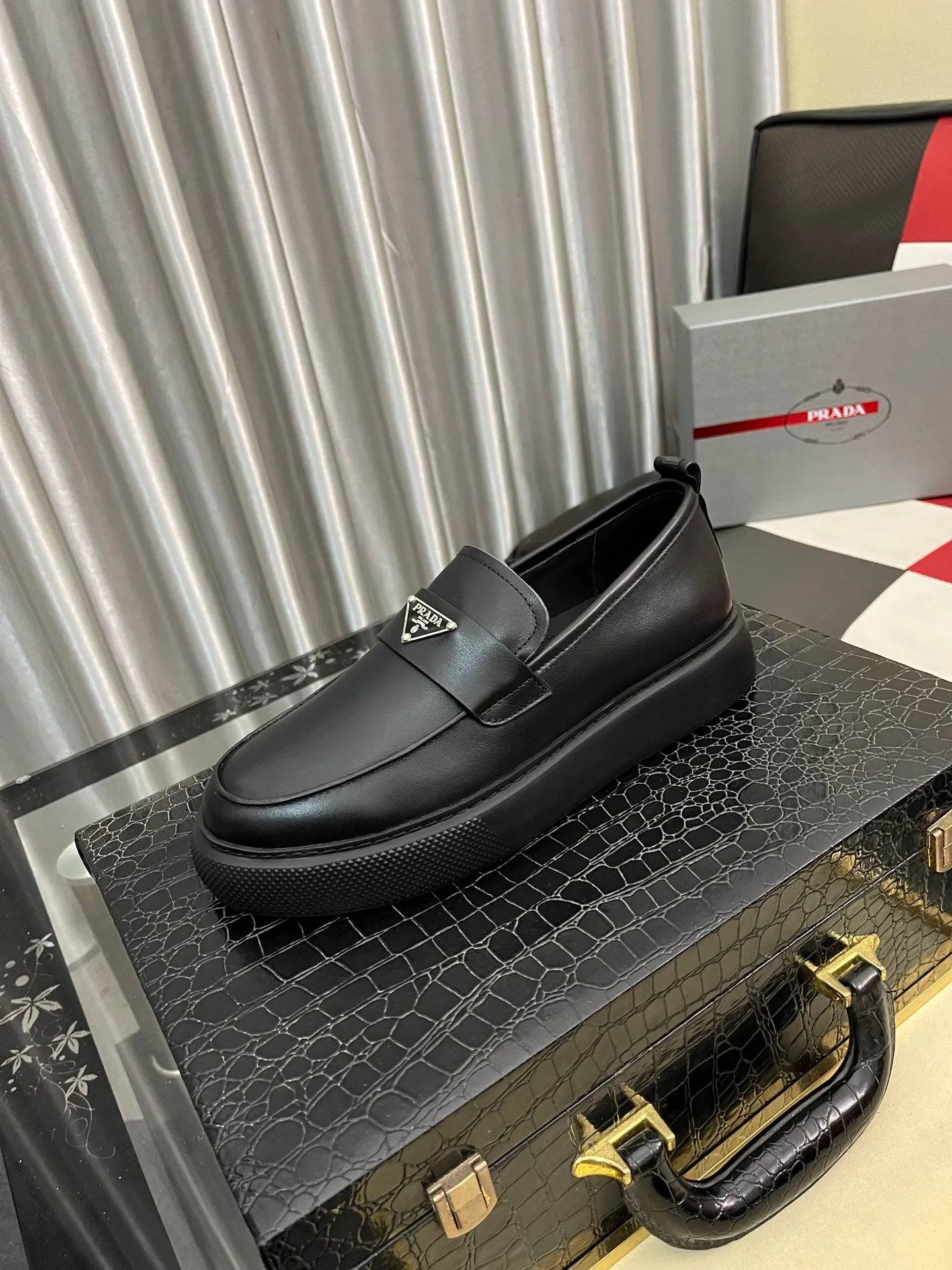 Men's shoes 💰: 560⌚️⌚️[PRADA] Prada casual shoes, originally developed 1:1, made of high-mercerized cowhide with imported cowhide, silk sheepskin lining, rubber outsole, comfortable and soft on the foot, size: 38-443️⃣Colors available